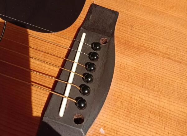 吉他琴码开胶,裂缝，面板鼓包怎样修理?这样修不到10元