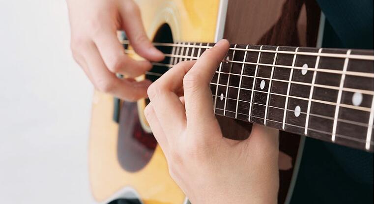 吉他有几根弦组成？什么是吉他空弦音？