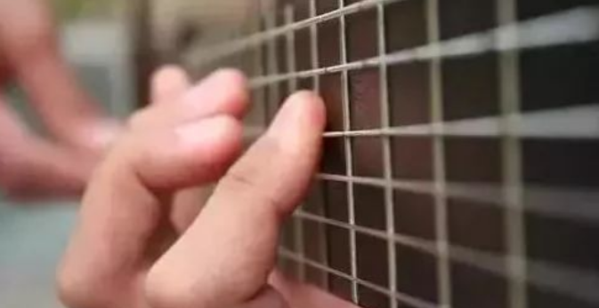 弹吉他手指僵硬怎么办？如何练习改善手指不疼？