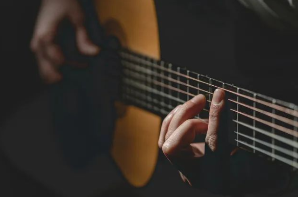 吉他要练多久才能学会弹唱？这个问题值得思考