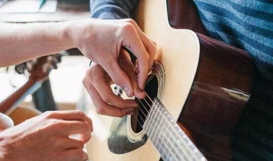 学吉他的第一步应该学什么？吉他