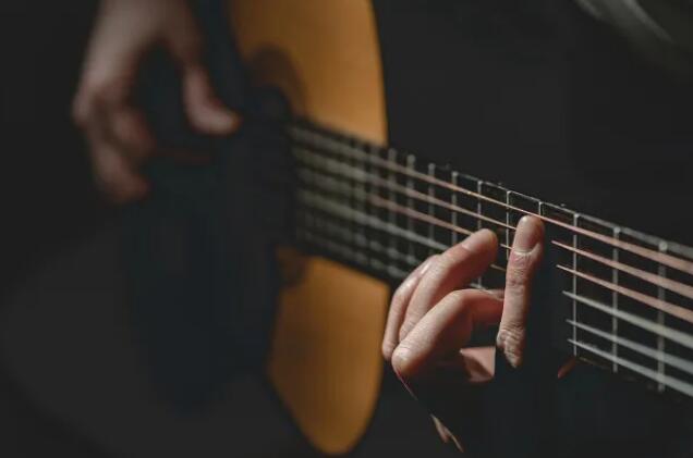 一个正常人学吉他要学多久？什么时候学会自弹自唱