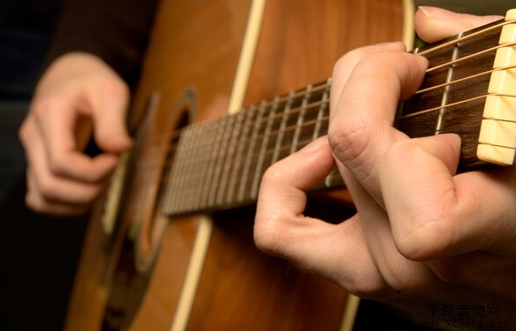 新手吉他拨弦的技巧和训练