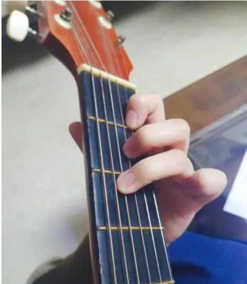 弹吉他小指翘起来怎么纠正？