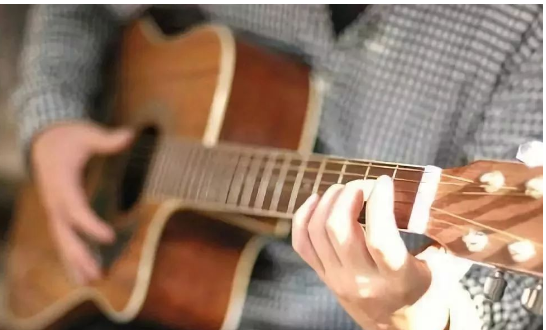 弹吉他无名指和小指训练方法 跟着练习吧！